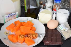 Для приготовления пирога нам понадобится мякоть тыквы, горький шоколад, сливочное масло, яйца, мука, сахар, растительное масло, разрыхлитель, мускатный орех, кардамон, корица и щепотка соли. Пирог мы будем готовить в мультиварке. У меня мультиварка Redmond, с объёмом чаши 5 л.