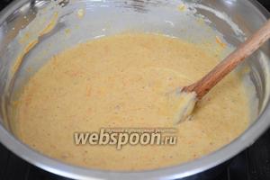 В оставшуюся часть теста добавить тыквенное пюре, оливковое масло, мускатный орех, корицу и хорошо перемешать.