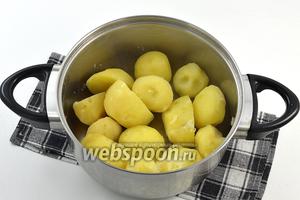 Картофель очистить и отварить до готовности в солёной воде. Воду слить. Картофель хорошо размять.