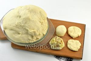 От теста ощипывать небольшие кусочки, формировать лепёшку. На середину выкладывать полную столовую ложку охлаждённой начинки. Формировать пирожок.