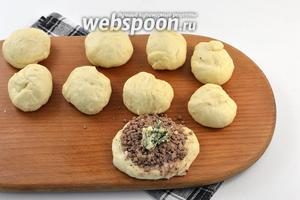 Распластать каждый кусочек в лепёшку. На середину выложить 2 столовых ложки начинки из печени и 1 чайную ложку начинки из укропного масла.