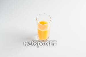 Наливаем в стаканы, в которых будет производиться сервировка, сок или на 1/2, или на 3/4. В зависимости от этого можно получить коктейль с разной прозрачностью. Более прозрачный красивее, менее прозрачный — ясное дело, вкуснее.