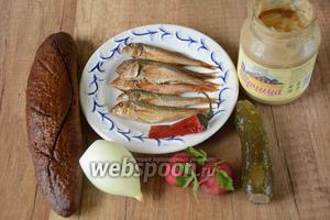 Для приготовления нам понадобится копчёная барабулька, репчатый лук, редис, огурцы солёные, горчица, хлеб чёрный, перец чили.