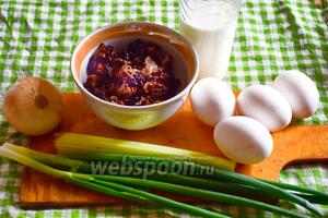 Для приготовления вкусного омлета возьмём яйца, молоко, лук зелёный и репчатый, сморчки свежие, сельдерей, соль.