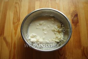 В глубокую миску отправляем творог и йогурт, и вбиваем блендером для получения однородной массы.