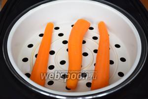 Морковь почистить и отварить на пару в течение 15 минут. Пюрировать блендером и остудить массу.