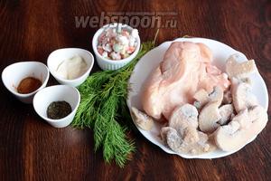 Для приготовления курицы, запечённой с гавайской смесью, грибами и базиликом, вам понадобится укроп, куриное филе, шампиньоны, гавайская смесь (горошек зелёный, кукуруза, красный и жёлтый сладкий перец, рис), базилик, майонез, перец красный молотый и соль.