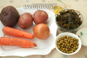 Подготовить все продукты для приготовления винегрета: свёклу, морковь, репчатый лук, морскую капусту, горошек консервированный, картофель, соль и подсолнечное масло.