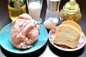Для приготовления куриных сливочных котлет понадобится куриный фарш из грудок, 3 кусочка батона, жирные сливки, соль, специи и растительное масло для жарки. Я из специй использовала только чёрный свежемолотый перец. Хотите сделать котлеты ещё боле диетическими, берите вместо сливок молоко.