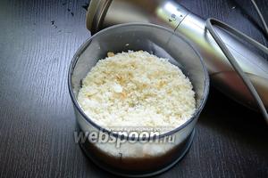 Сначала нужно срезать корочку с батона и измельчить его в крошку с помощью блендера. Если фарш вы делаете сами, то хлеб проворачиваем в мясорубке вместе с курицей.
