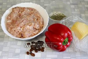 Для фарширования возьмём сладкие яркие перцы, мясной фарш, изюм, тимьян, Пармезан, масло для смазки.
