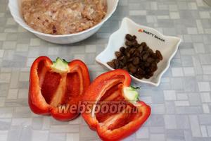 Фарш приготовим, как в рецепте Котлеты из смешанного фарша из свинины и курицы, зальём горячей водой и промоем изюм, очистим от семян перцы, разрезав их вдоль пополам.