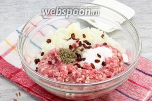 Тем временем смешиваем говяжий или фарш из баранины с барбарисом, любимыми специями, солью, нашинкованным репчатым луком, не забываем о соли.