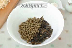 В салатник выложить морскую капусту и консервированный горошек. По желанию капусту можно измельчить, я в данном варианте не измельчала.