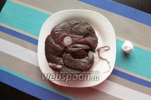 Чтобы срез окорока на косточке остался целый и не разваливался по мышцам, его надо потуже связать хлопчатобумажной нитью, придав округлую форму.