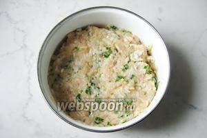 Фарш посолить и поперчить по вкусу. Тщательно перемешать. Для большей однородности не лишним будет взбить его блендером.