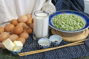Подготовим все ингредиенты для омлета: яйца куриные, сливочное масло, козье молоко, соль, зелёный горошек и сухую аджику.