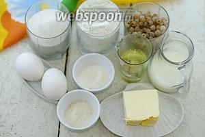 Для приготовления пирога возьмите такие продукты: куриные яйца, сахар, ванильный сахар, сливочное масло, подсолнечное масло, кефир, муку, смородину белую, разрыхлитель.