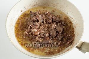 После этого вливаем вино, перемешиваем и… либо снимаем с огня, если предполагается отсроченная сервировка, и уж непосредственно перед ней продолжаем приготовление… либо сразу продолжаем жарить до того, как масло полностью очистится от кровяной и винной мути и станет прозрачным. Солим и перчим соус.