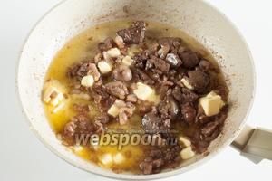Завершающий штрих — вводим кубики ледяного масла и размешиваем их до того, как они полностью растопятся.