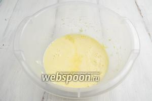 Добавить соль, сахар, сыворотку (кто готовит без разрыхлителя, соду 1 ч. л. и лимонный сок 1 ст. л.). Перемешать.