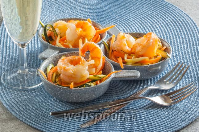 Фото Креветки с салатом из моркови и цукини
