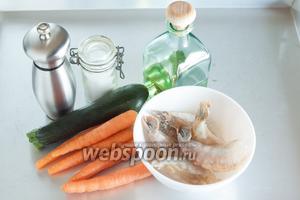 Этот способ приготовления предполагает подачу горячей закуски маленькими порциями. Для него нужен очень маленький, очень молодой кабачок цукини — из тех, которые приятно есть прямо сырыми, молодая морковь, крупные креветки, соль-перец по вкусу, уксус (вероятно, белый винный) и незначительное количество растительного масла (вероятно, оливкового). Порций из указанного мною продукта можно сделать 2-3 — в зависимости от того, какого размера у вас будут сервировочные миски.