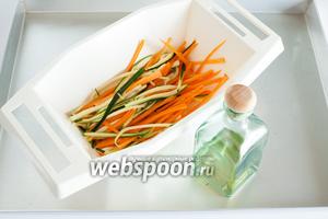 Поливаем 3-4 столовыми ложками уксуса и оставляем мариноваться (у меня было 3 часа, пока оттаивали креветки). По ходу дела 2-3 раза перемешиваем.