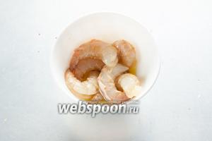 Ещё креветочек нужно слегка смазать растительным маслом, посолить и поперчить — всё очень умеренно, обычно эти морепродукты обладают уже собственным достаточно приятным вкусом.