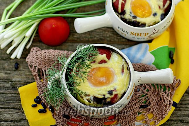 Фото Чёрная фасоль с грибами и яйцом