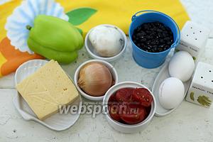 Возьмите такие продукты: фасоль чёрную, шампиньоны, перец сладкий, сыр твёрдый, лук репчатый, масло подсолнечное, яйца куриные, томаты в собственном соку, соль, перец чёрный молотый, паприку сладкую молотую.