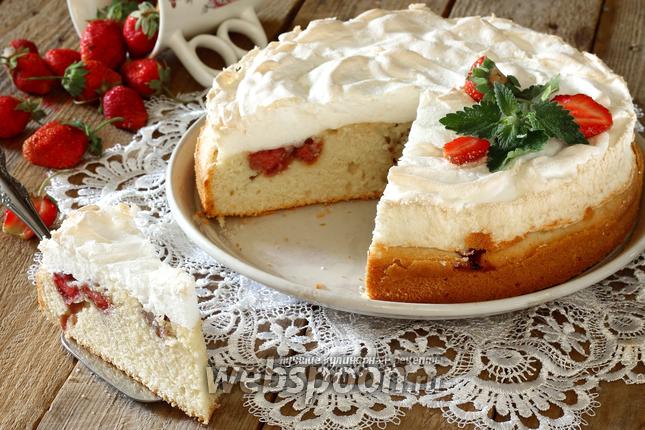 Фото Клубничный пирог с меренгой