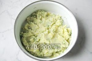 Перемешать картофель, соль, укроп и муку. Оболочка, в которую будем заворачивать печень, готова.