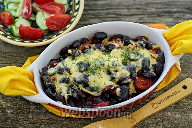 Фото Чёрная фасоль с копчёными колбасками в духовке