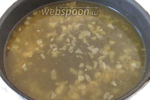 Зальём обжаренный лук бульоном, добавим немного соли. Если вы используете бульонный кубик, соль добавлять не требуется.