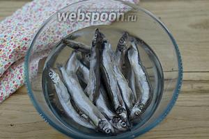 Для начала нужно разморозить рыбу. Залейте холодной водой и оставьте, примерно, на 40-60 минут.