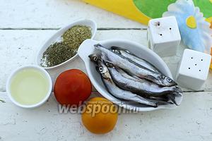 Возьмите такие продукты: мойву замороженную, масло подсолнечное, помидоры, соль, перец чёрный молотый, орегано сушёный, тимьян сухой.