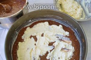 Берём форму для выпекания (лучше, чтобы она была прямоугольная) и смазываем её маслом. Включаем греться духовой шкаф до температуры 180°С.
На дно формы кладём 1/3 часть теста, затем неравномерно выкладываем 1/2 часть творожной массы. Следующий слой — 1/3 теста и вновь начинку. И поверх равномерно распределяем остаток теста. Чтобы получился мраморный узор, по дну, в разных направлениях, проведите лопаткой или ложкой. Ставим форму выпекаться на 45 минут.