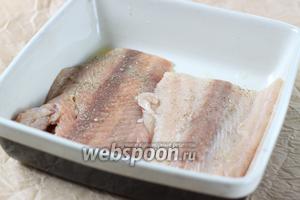 Филе посыпаем солью и перцем (либо приправой к рыбе, на ваш вкус). Посуду для выпечки смазываем растительным либо оливковым маслом и отправляем в духовку (190°С) на 20-25 минут.