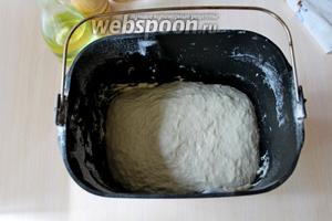 Готовое тесто вынуть, руки смазать оставшимся оливковым маслом (1 ст. л.) и хорошо тесто обмять.