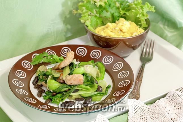 Фото Тёплый салат с индейкой, чёрной фасолью и капустой пак-чой