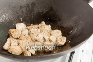 Подрумяним мясо со всех сторон, при постоянном помешивании. Достанем при готовности и будем держать в тёплом месте.