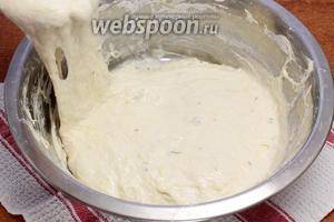 Лопаткой или рукой приподнимаем, оттягиваем липкую мучную массу вверх и к центру. Не вдавливаем!