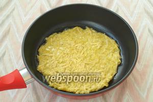 Картофельную массу разделить на 3 части. Налить в сковороду масло, хорошо разогреть и выложить тесто, распределив его по дну сковороды. У меня диаметр сковороды 22 см.