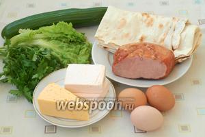 Для приготовления рулета нам понадобятся такие продукты: тонкий армянский лаваш, балык варено-копчёный, яйца, плавленый и твёрдый сыр, петрушка свежая, листья салата и свежий огурец. Яйца сразу нужно поставить варить до готовности.