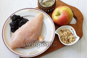 Для приготовления нам понадобится куриное филе, орехи грецкие, чернослив, соль, перец чёрный молотый, масло растительное, масло сливочное, бульон куриный, яблоки и чеснок.