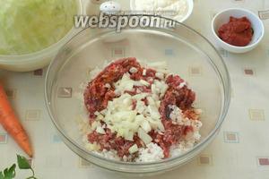В миску выложить рис, добавить к нему мясной фарш. Нарезать кубиками лук и половину добавить в фарш, посолить и поперчить.