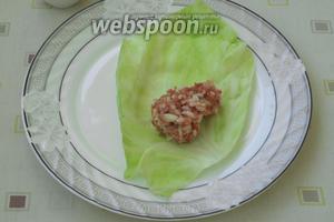 У основания листа выкладываем 1-2 ст. л. мясного фарша. У меня листья были огромные, пришлось их разрезать.