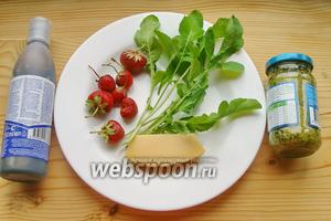 Нужна руккола, клубника, сыр твёрдый, соус Песто, бальзамический крем-соус, соль и перец (отмечу, что я соль и перец не добавляю для себя, мне хватает соуса Песто).