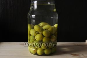 Воду необходимо довести до кипения, затем горячей водой заливаем банку с алычой. Настаиваем примерно 30 минут.